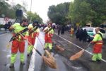 رفت و روب مسیر تشییع شهدای خدمت، به همت پاکبانان شهرداری منطقه ۸