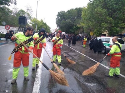رفت و روب مسیر تشییع شهدای خدمت، به همت پاکبانان شهرداری منطقه ۸
