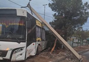 خسارت به شبکه برق در پی، بی‌احتیاطی راننده اتوبوس
