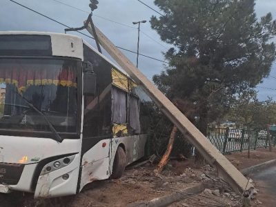 خسارت به شبکه برق در پی، بی‌احتیاطی راننده اتوبوس
