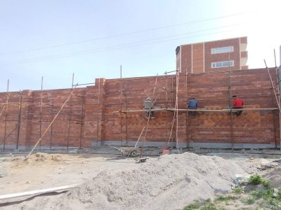 دیوار پیرامون پروژه فرامنطقه ای پارک شهربانو در مرحله نماکاری
