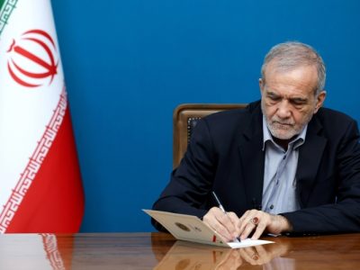 بر دست نیرو‌های مسلح و مدافعان غیور وطن بوسه می‌زنم