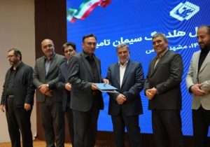 اهداء لوح سپاس به مدیر عامل شرکت سیمان صوفیان جهت ارتقاء عملکرد شرکت سیمان صوفیان درز زمینه سودآوری