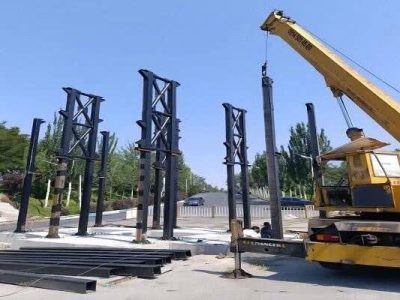 تداوم اجرای ستون‌های سردرب و ساختمان نگهبانی باغ موزه دفاع مقدس