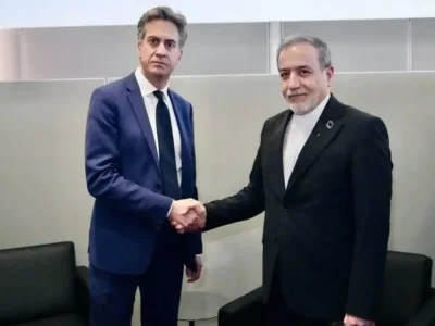 دست دادن وزیر خارجه بریتانیا با عراقچی برای وی حاشیه ساز شد