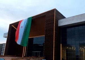 اهتزاز پرچم ایران در مرکز همایشهای بینالمللی تبریز